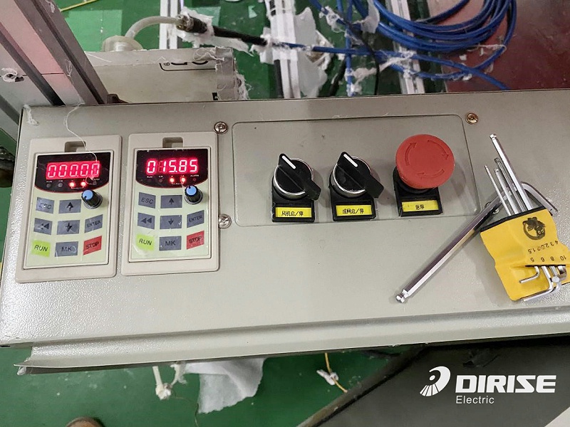 德瑞斯-熔噴布設備擠出機變頻器應用案例-現(xiàn)場圖片1