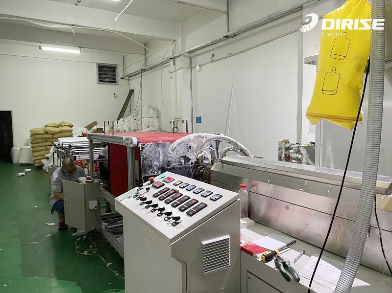 德瑞斯-熔噴布設備擠出機變頻器應用案例-現(xiàn)場圖片2